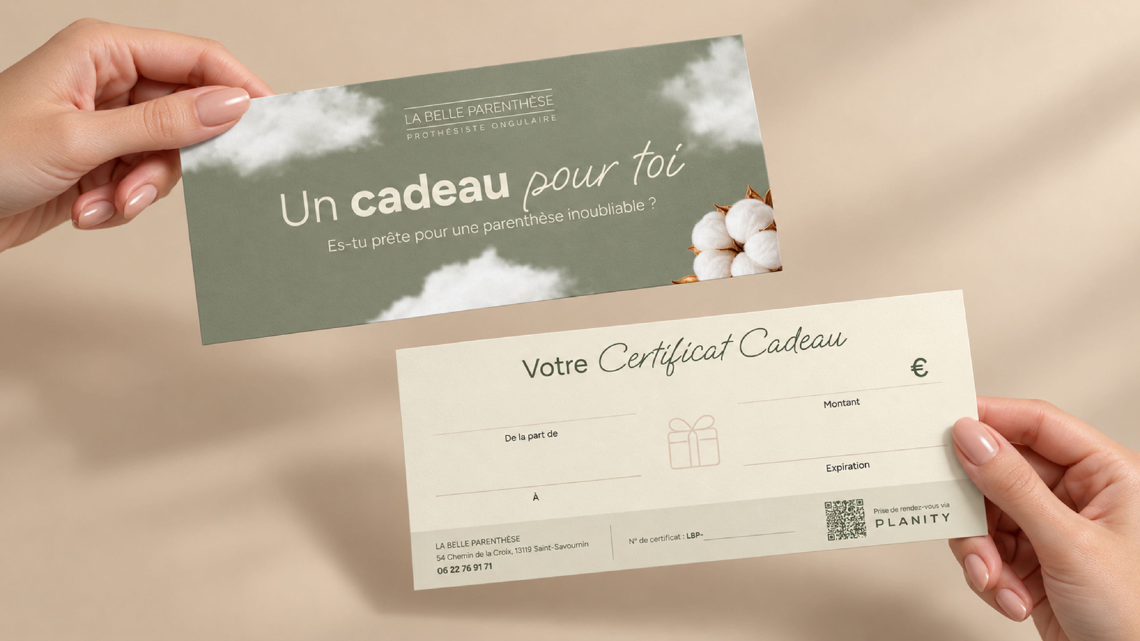 Recto et verso de la carte cadeau La Belle Parenthèse à Saint-Savournin, présentés par deux mains manucurées sur fond beige
